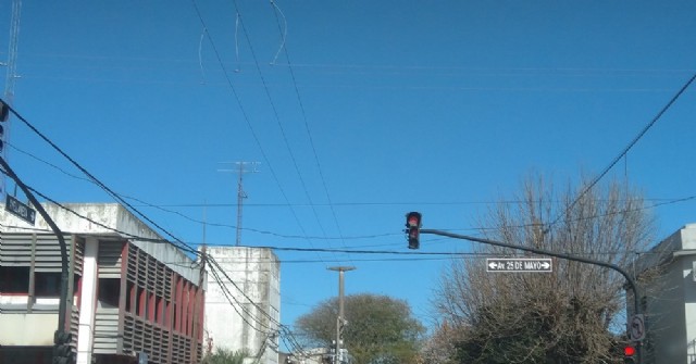 Los semáforos de Avenida 25 de Mayo y Avellaneda vuelven a funcionar después de casi cuatro meses